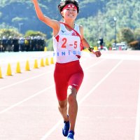 女子１位でゴールする成田のアンカー・長島奈南＝２９日、東総運動場