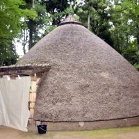 児童らが宿泊した竪穴住居＝９月、松戸市
