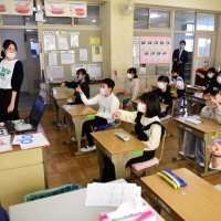 教員の英語不安解消へ　学生の指導法ヒントに　神田外語大と県教委連携　公立小で絵本読み聞かせ