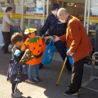 仮装姿の園児　電話ｄｅ詐欺注意呼びかけ　富津署駐在所員と　