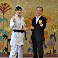 移り住んだ船橋を拠点に、選手生活と競技普及活動の両立に意気込んだ植草選手。右は松戸市長＝船橋市役所
