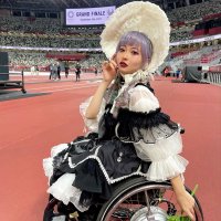東京パラリンピックの閉会式にゴスロリ風の衣装を着て出演した葦原海さん（本人提供）