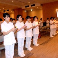看護の道へ誓い新た　旭中央病院　専門生５４人が継灯式