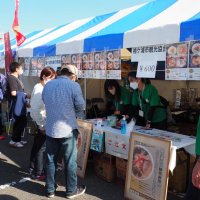 イベント会場に並んだ飲食店のブース
