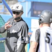 練習中、山口（５１）と会話する千葉ロッテの福浦ヘッド兼打撃コーチ＝ＺＯＺＯマリン