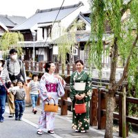 観光客でにぎわう香取市の佐原の町並み＝１２日、同市