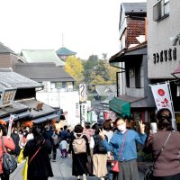 にぎわい戻る観光地　水際対策緩和１カ月　外国人客の姿に手応え　第８波へ不安の声も　