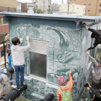 ポンプ場に壁画アート　浦安市民、チョークで水表現
