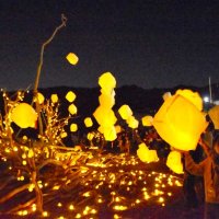 夜の海岸ランタン舞う　鋸南、初イベントに８００人