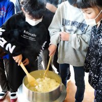 “学校米”おいしいよ　いすみ・長者小　釜で炊飯おにぎり堪能　収穫の恵み、子どもたち笑顔