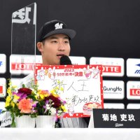 １年目の目標に「新人王」と記した千葉ロッテドラフト１位の菊地＝東京都内