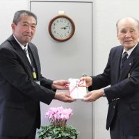 １００年の歩み次代へ　ボーイスカウト県連盟維持財団　千葉県内図書館に通史６３冊寄贈