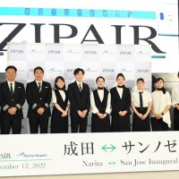 サンノゼ就航を祝う式典が成田空港で開かれ、紹介される初便のクルーたち
