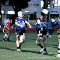 ボールを使って基礎練習をする流通経大柏の選手たち