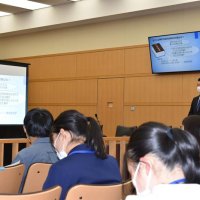 若者も裁判員制度知って　対象年齢引き下げで地裁　学生と経験者意見交換