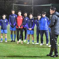 練習後に根引監督の話を聞く日体大柏イレブン