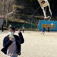 「シンプル凧」揚がった！！　市原・袖ケ浦発明クラブ　新聞紙で児童手作り