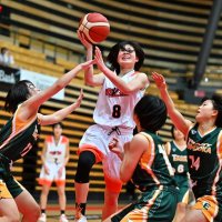 市柏―富岡東　最終クオーター、シュートを放つ市柏の高木（８）＝大田区総合体育館

