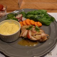 冷凍いちごを使ったソースをかけたチキンステーキや、にんじんのムース。左奥にあるのがイチゴのパルフェ
