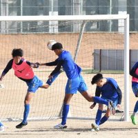 セットプレーの確認をする日体大柏の選手たち
