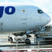 成田空港の地上機材に接触した貨物専用機＝２５日