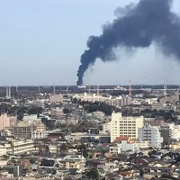 千葉市若葉区の火災現場から立ち上る黒煙＝６日午後１時４５分ごろ、千葉県庁
