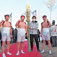 大役を果たし、海から上がってガッツポーズ＝７日、木更津市
