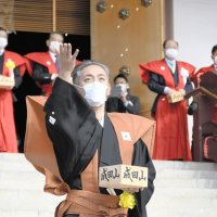 團十郎さん襲名後初参加　成田山節分会の豆まき