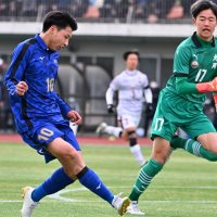 前半、先制ゴールを決める日体大柏の古谷（左）
