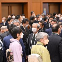 和やかに歓談する参加者たち＝７日、千葉市の京成ホテルミラマーレ