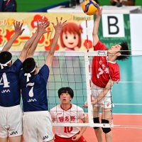 日本航空―習志野　第３セットスパイクを放つ習志野の大日方＝東京体育館