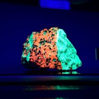 紫外線を当てると光り出す蛍光鉱物
