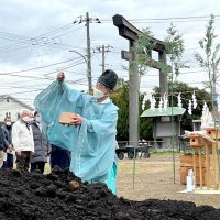 桜の植樹を前に、開花を願い神事を行う海上宮司