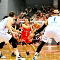 第２クオーター、競り合う千葉Ｊの富樫（２）