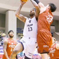 Ｂ２東地区首位のアルティーリ千葉。シュートを狙うライオンズ（１３）＝１８日、ロートアリーナ奈良（Ｂリーグ提供）