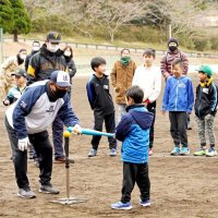 投げて打って！野球体験　元プロ選手、児童に楽しさ伝える　御宿