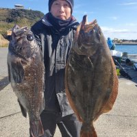 飯岡沖で釣り上げたヒラメ（右）とクロソイ（写真は「清勝丸」提供）
