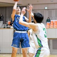 第３クオーター、シュートを放つ拓大紅陵の甲斐巧真（左）