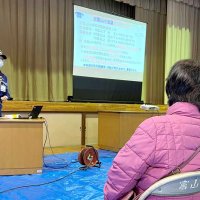 防災講話をする市原市危機管理課の職員