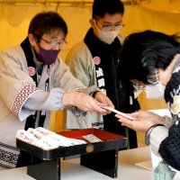 成田山新勝寺で学業成就の祈りが込められた浄筆を授かる参拝客（右）