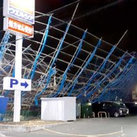 建設現場の足場が倒壊　「強風で倒れた」通報、ドラッグストア駐車場などに…車４台下敷き　船橋