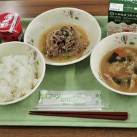 ダイコンの豚肉あんかけ（中央）など
