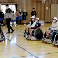 車いすラグビーに挑戦！！　日本代表・池崎選手が伝授　千葉市立畑小６年