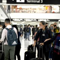 水際対策が大幅に緩和され、外国から到着する旅客でにぎわった成田空港＝昨年１０月１１日、成田市
