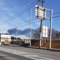千葉市若葉区の火災現場から立ち上る黒煙＝６日午後１時４５分ごろ（一部画像を加工しています）