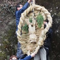 巨大わらじで「ここに大男がいるぞ」　厄よけ願う民俗行事「綱つり」　千葉・富津