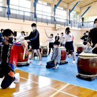 元気なばちさばき披露　いすみ・浪花小５、６年生２２人和太鼓に挑戦