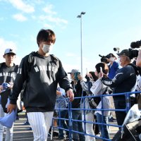 ファンに見守れながら球場に入る千葉ロッテの（左から）佐々木朗、佐々木千＝沖縄県石垣市