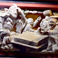 子どもと一緒に遊ぶ七福神の欄間彫刻