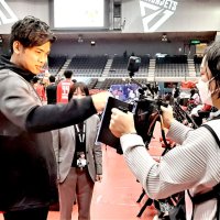 こども病院の療養児と千葉ジェッツ選手交流　伝送で遠隔ハイタッチ　試合の振動も　臨場感届ける